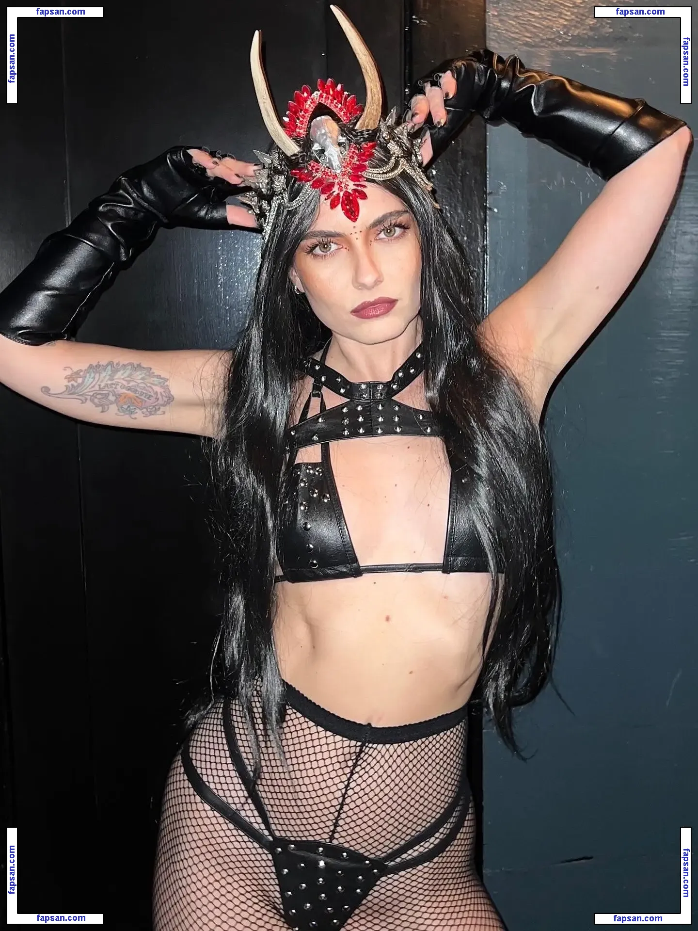 madmaven голая фото #0014 с Онлифанс