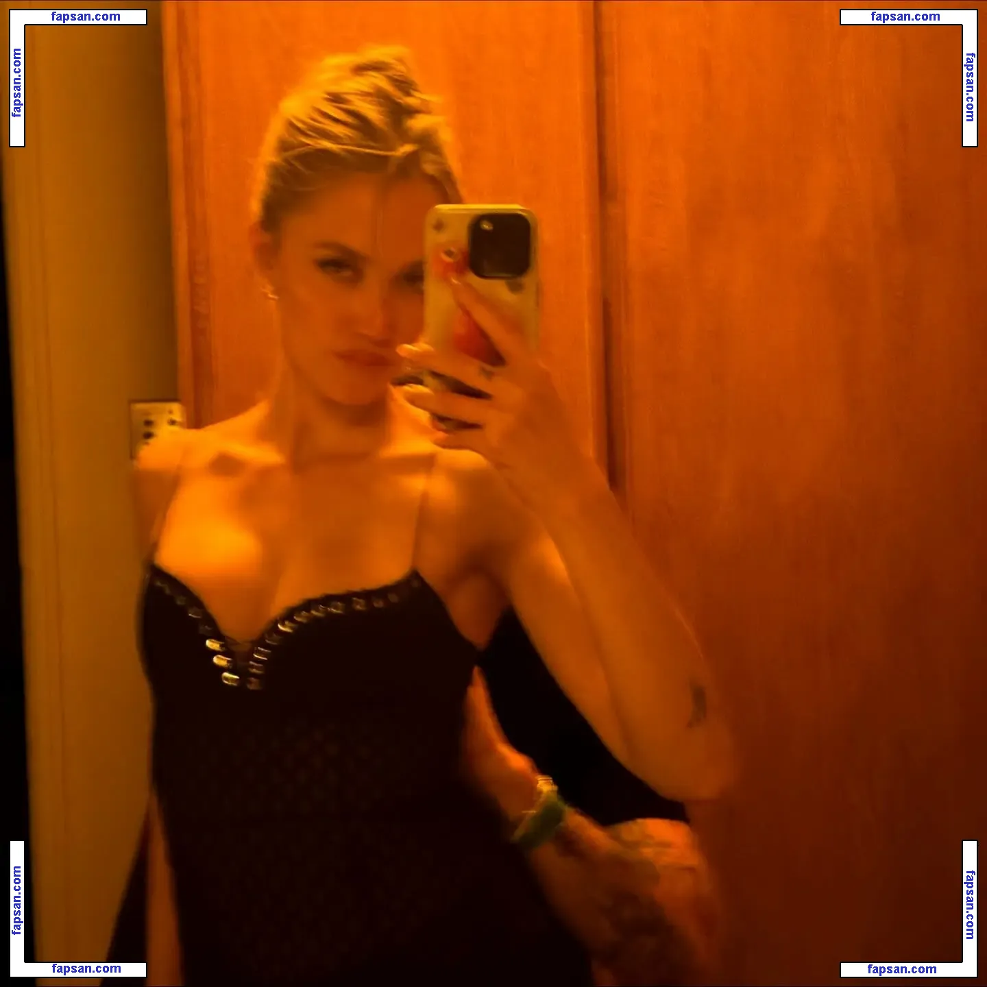 Maika Monroe голая фото #0359 с Онлифанс