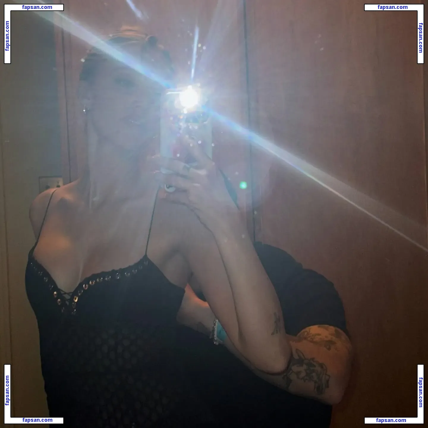 Maika Monroe голая фото #0360 с Онлифанс