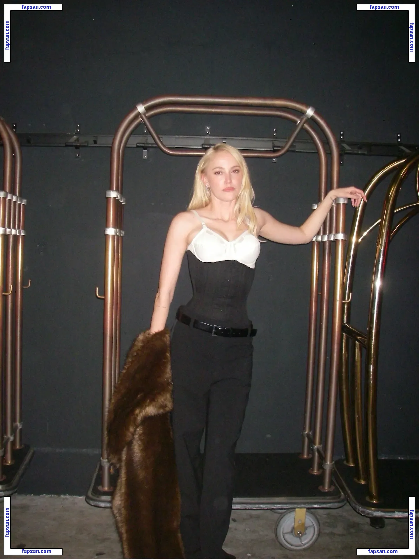 Maika Monroe голая фото #0367 с Онлифанс