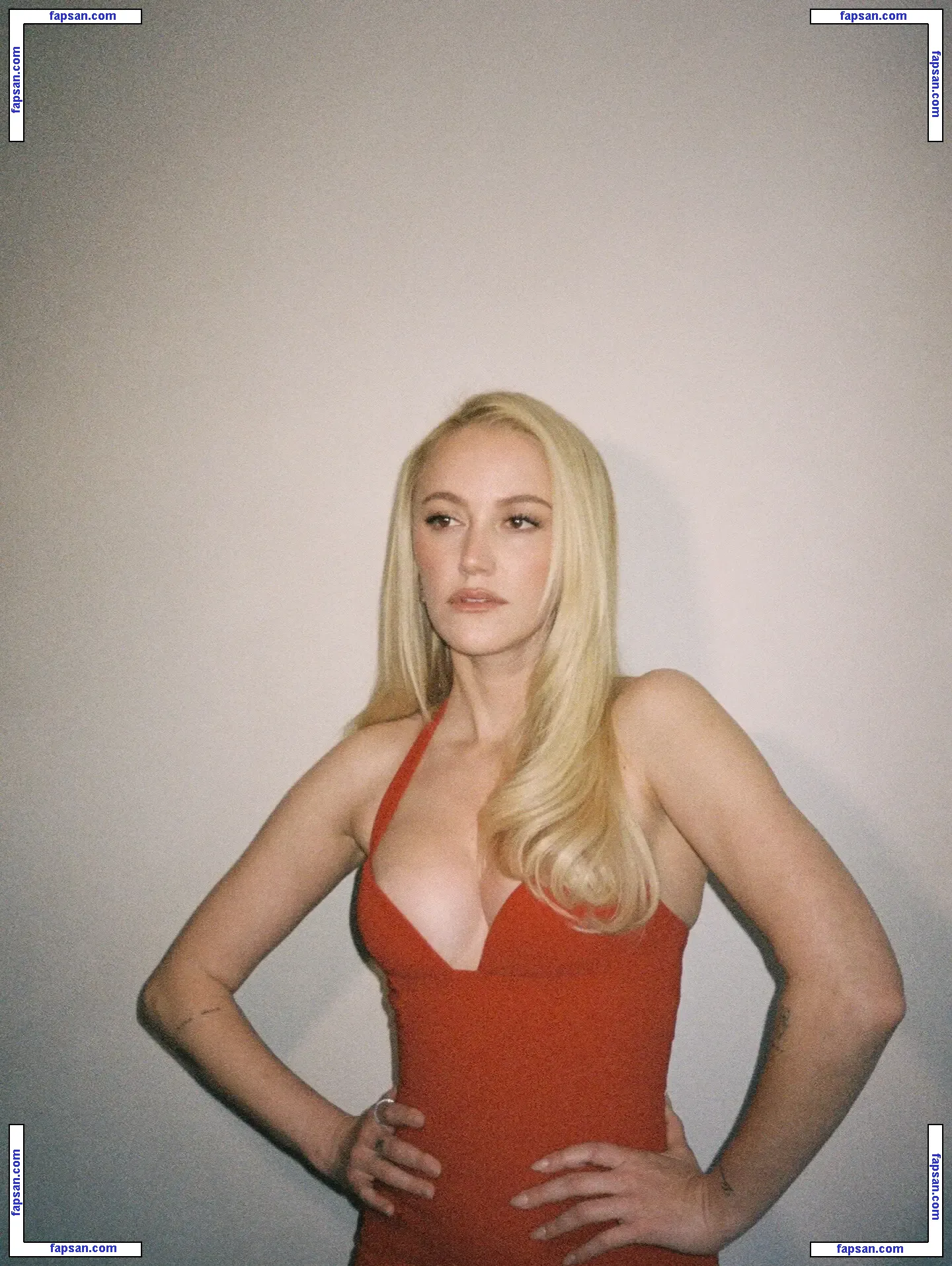 Maika Monroe голая фото #0368 с Онлифанс