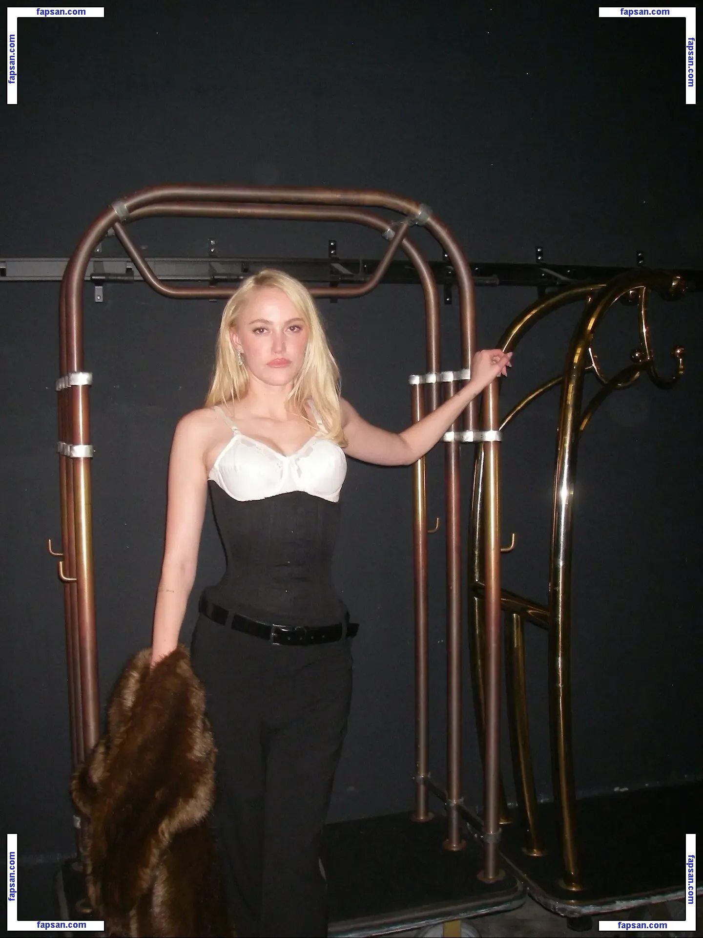 Maika Monroe голая фото #0372 с Онлифанс