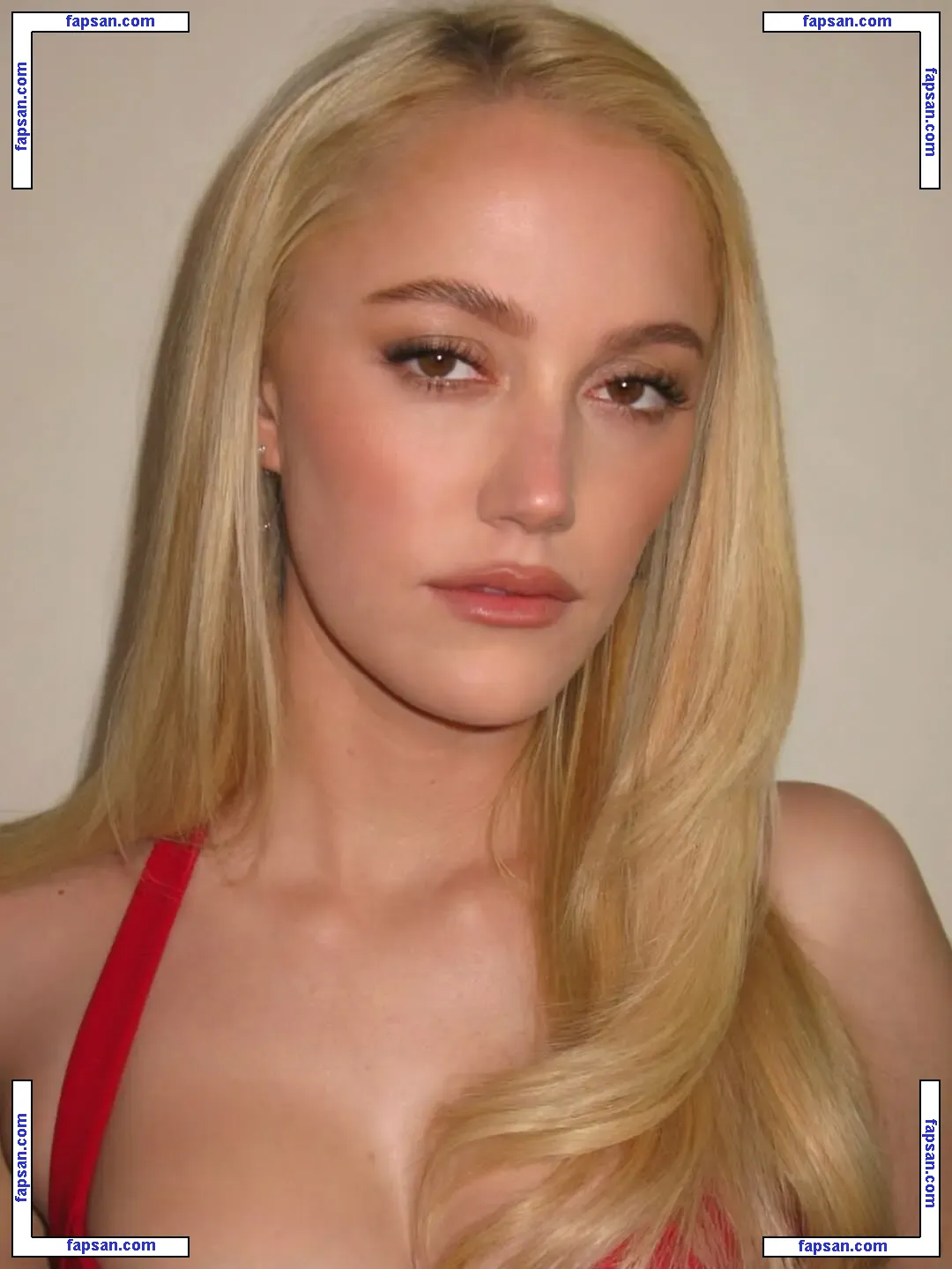 Maika Monroe голая фото #0393 с Онлифанс