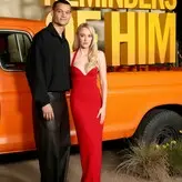 Maika Monroe голая #0383