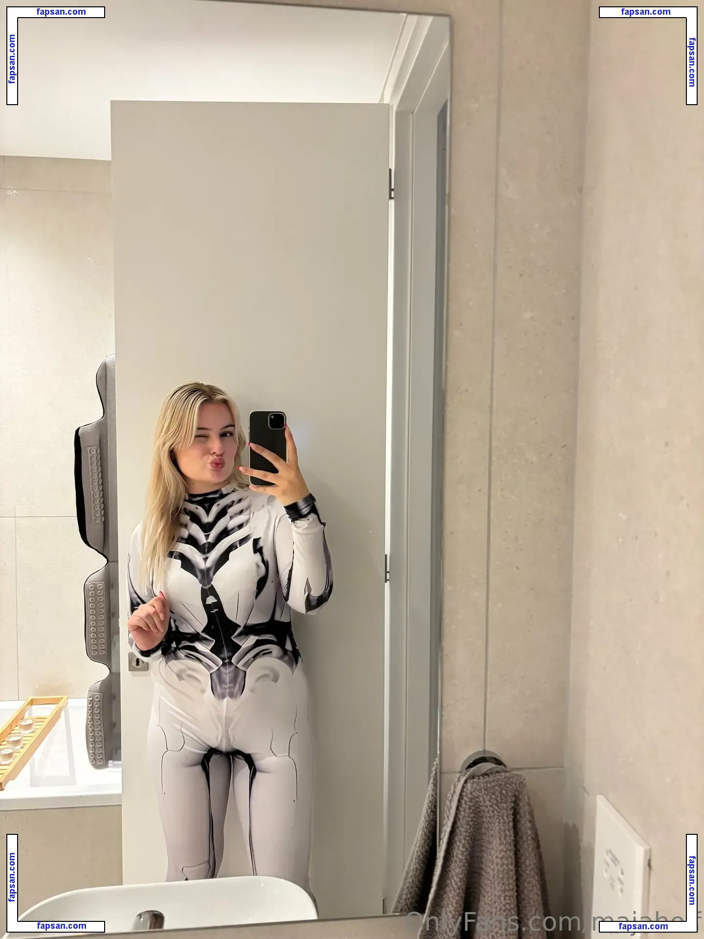 majaholf голая фото #0029 с Онлифанс