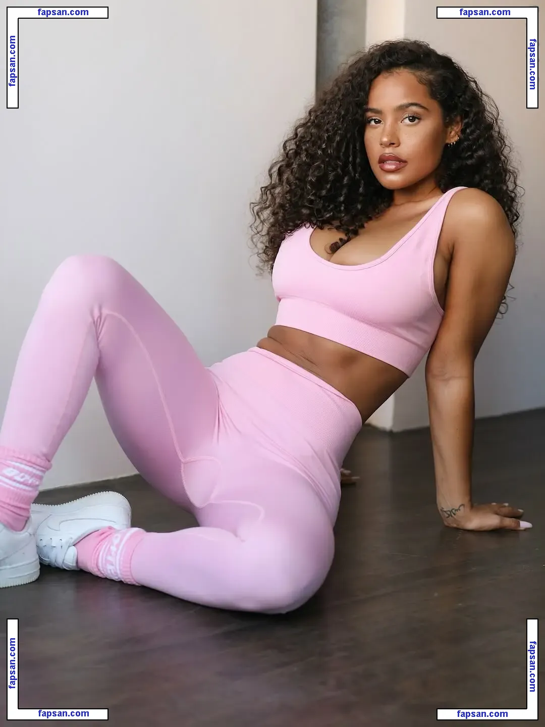 Malaika Terry голая фото #0412 с Онлифанс