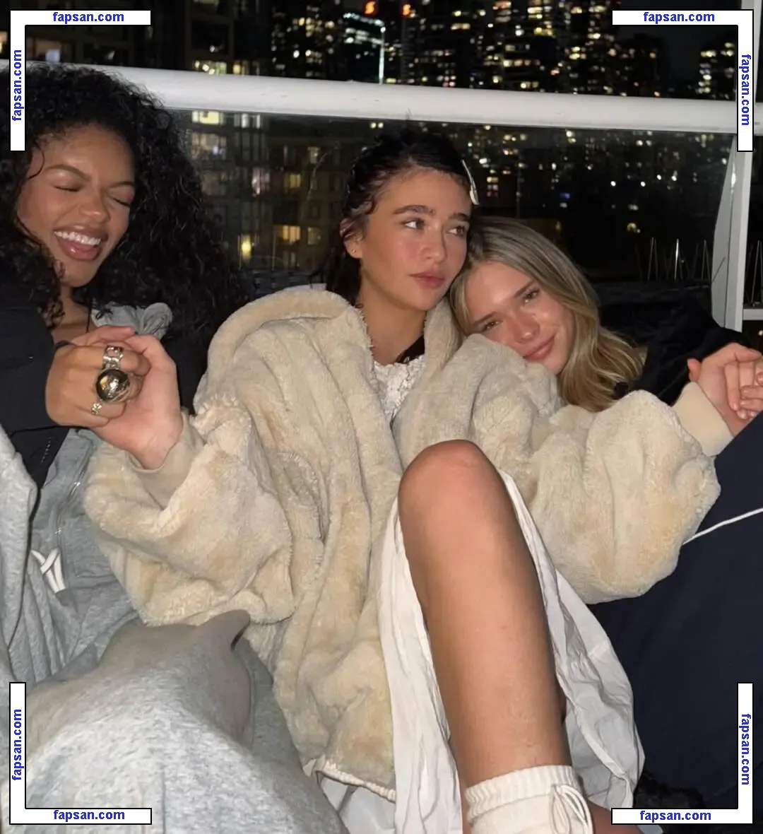 Malina Weissman голая фото #0154 с Онлифанс