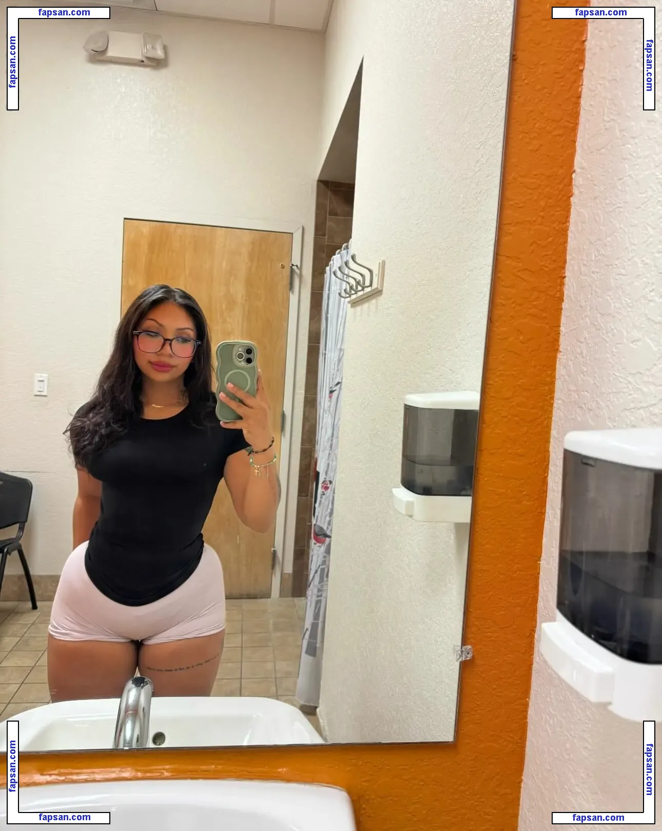 mamilxxsa nude photo #0004 from OnlyFans