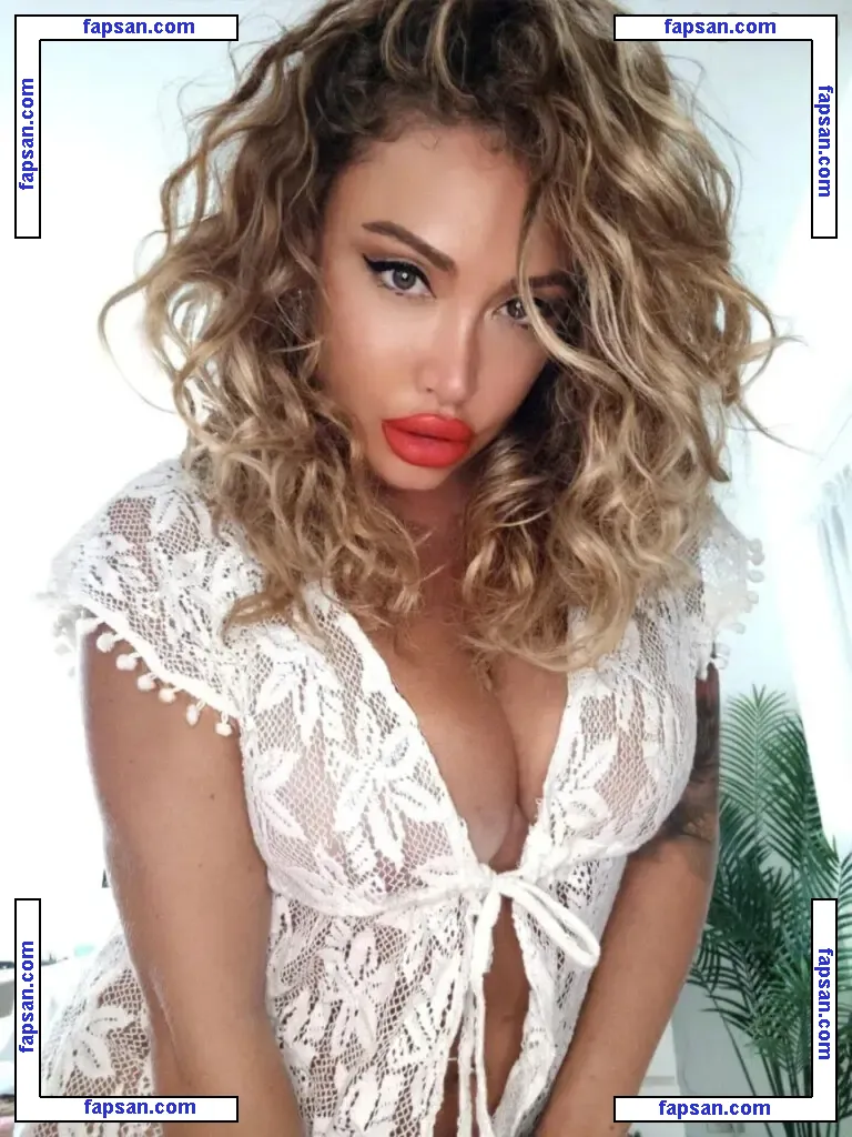 Manuela Ferrari nude photo #0005 from OnlyFans