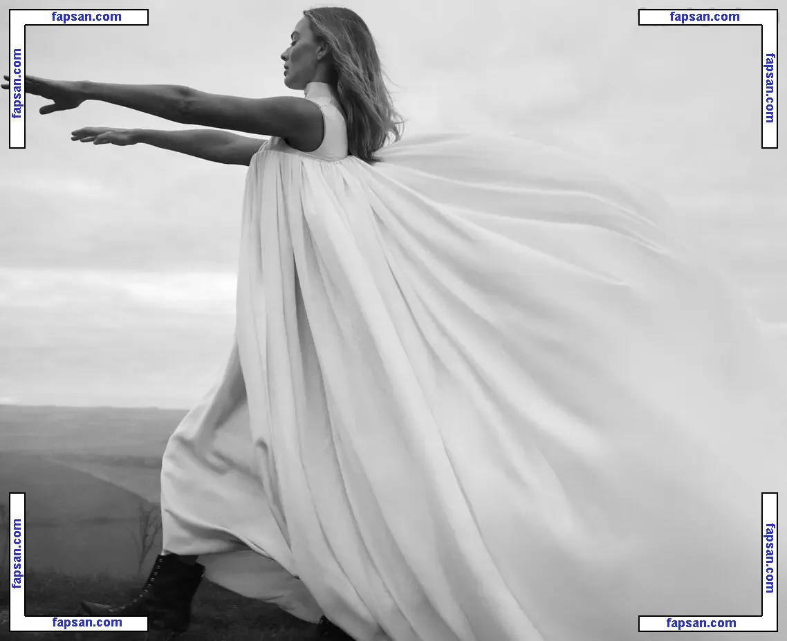 Margot Robbie nude photo #3763 from OnlyFans