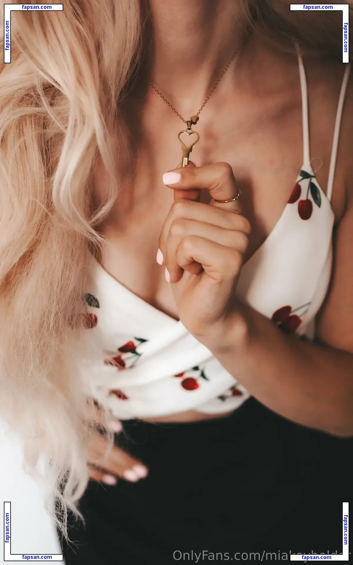 miakeyholder голая фото #0028 с Онлифанс