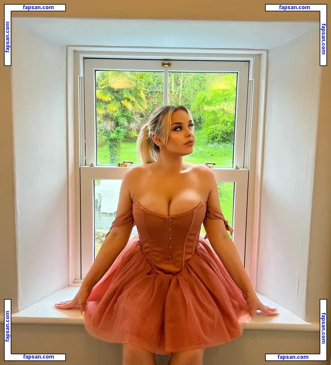 MiaWills nude photo #0001 from OnlyFans