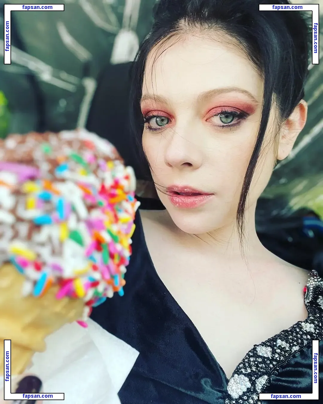 Michelle Trachtenberg голая фото #0176 с Онлифанс