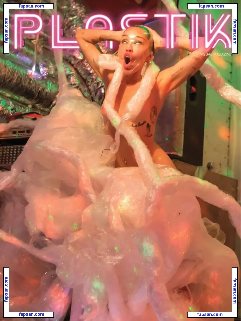 Miley Cyrus nude photo #0386 from OnlyFans