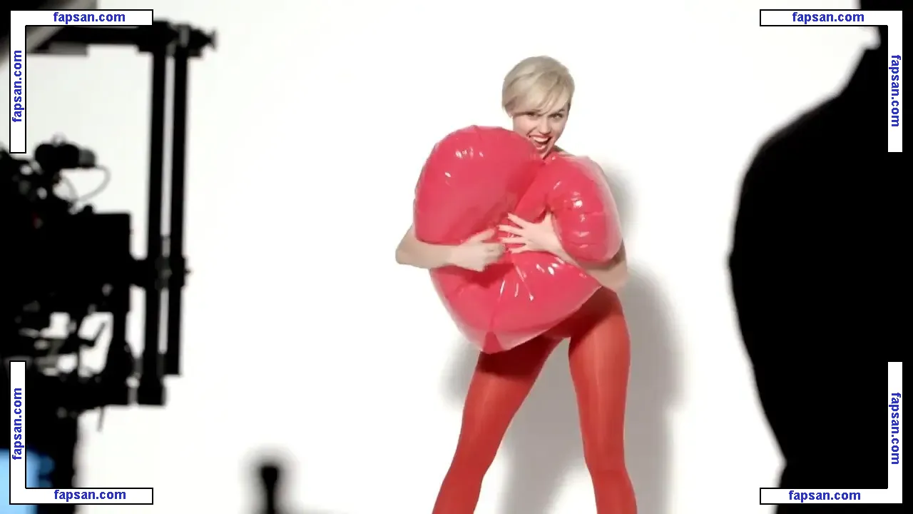 Miley Cyrus nude photo #0470 from OnlyFans