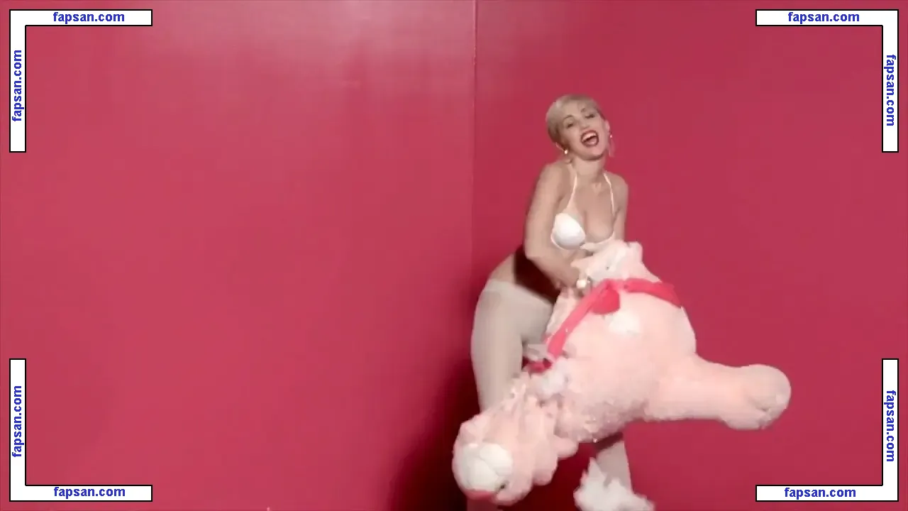 Miley Cyrus nude photo #0526 from OnlyFans
