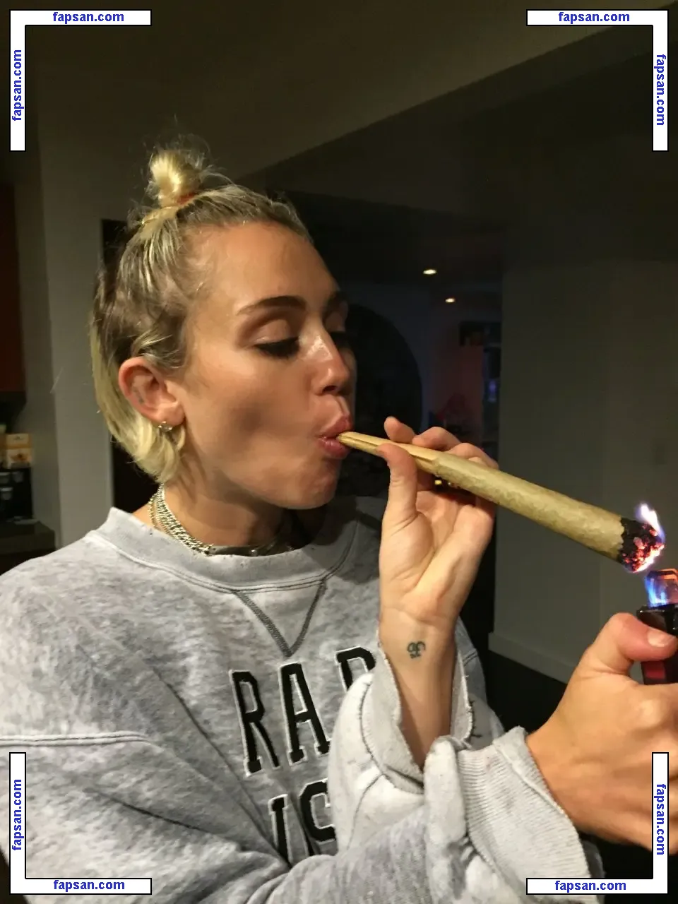 Miley Cyrus nude photo #0836 from OnlyFans