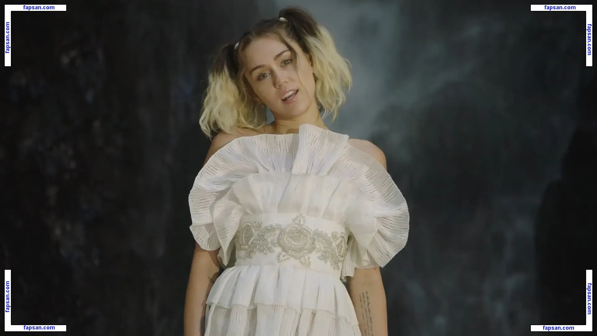Miley Cyrus nude photo #0855 from OnlyFans
