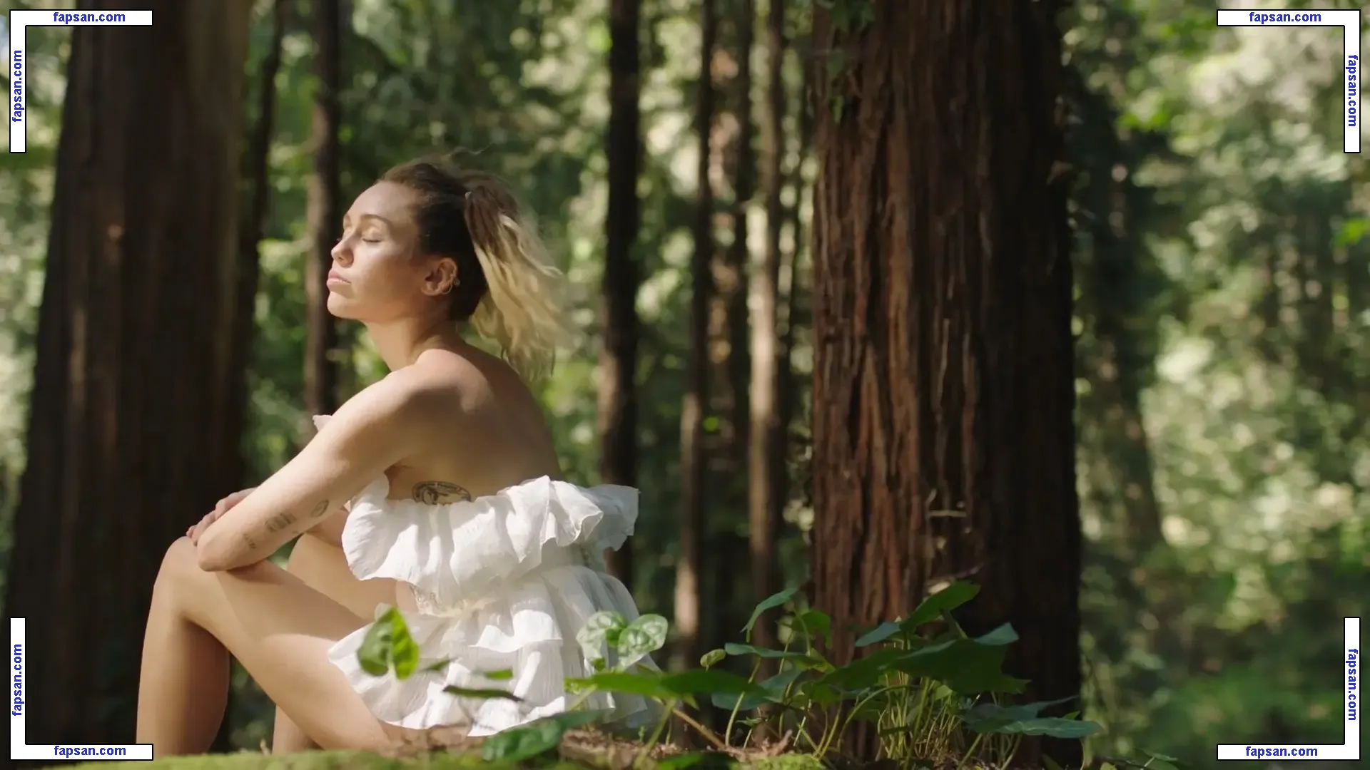 Miley Cyrus nude photo #0869 from OnlyFans
