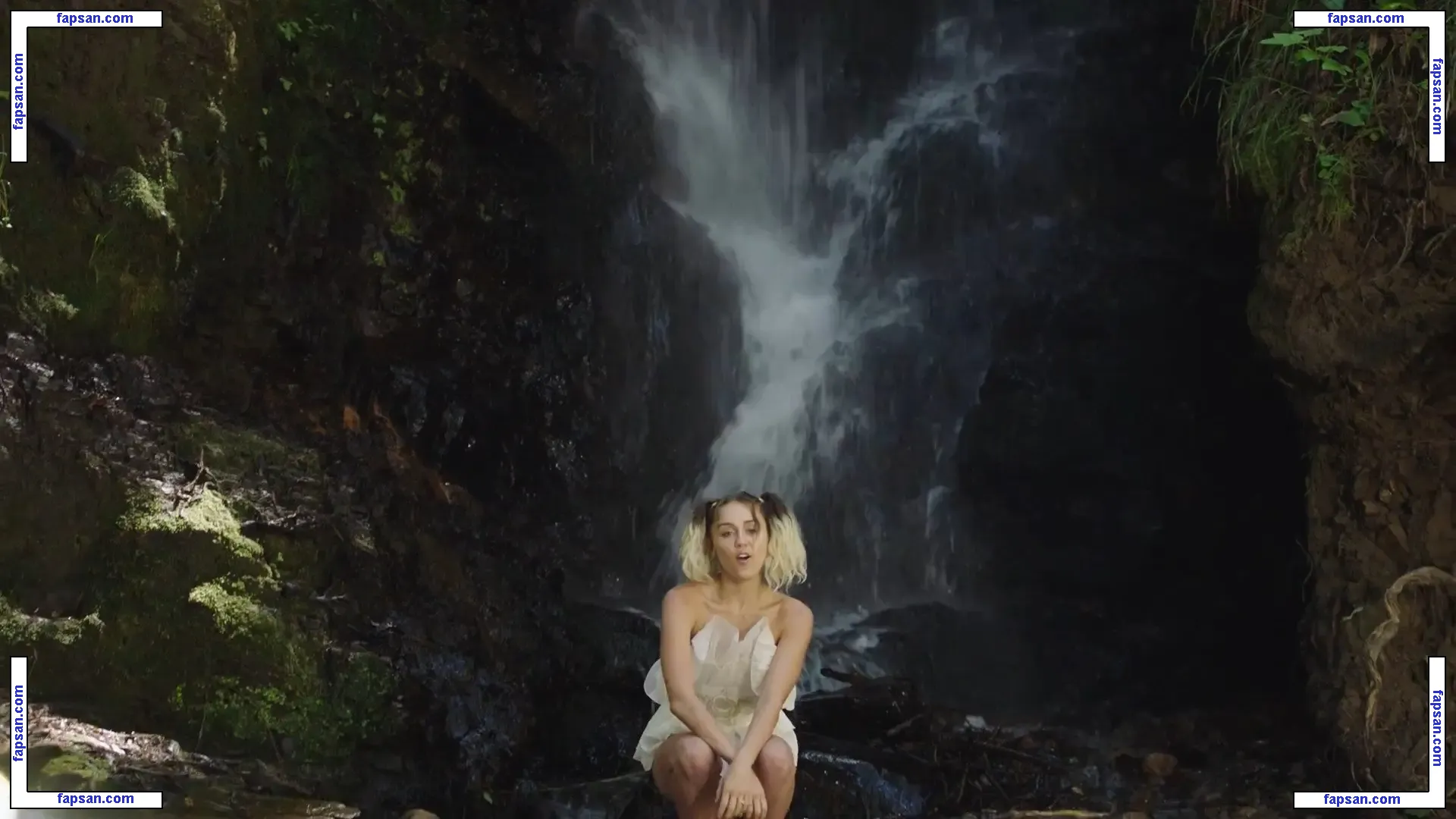 Miley Cyrus nude photo #0870 from OnlyFans