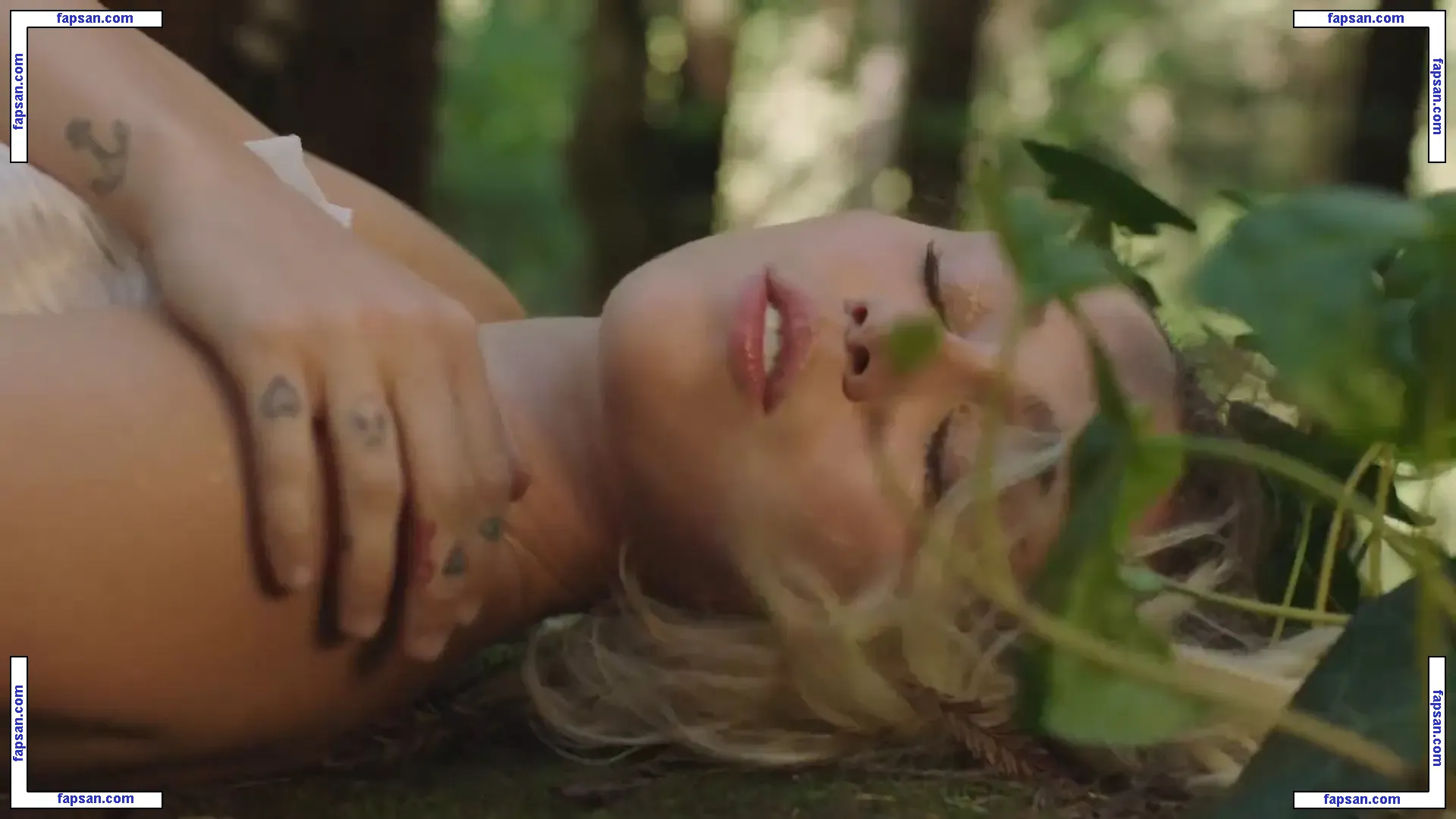 Miley Cyrus nude photo #0872 from OnlyFans