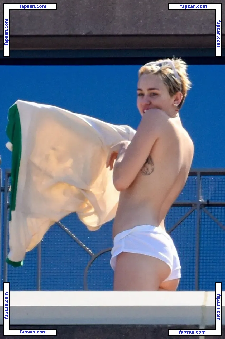 Miley Cyrus nude photo #0977 from OnlyFans
