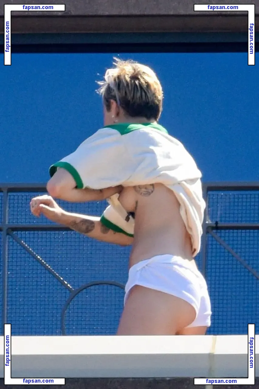 Miley Cyrus nude photo #0983 from OnlyFans