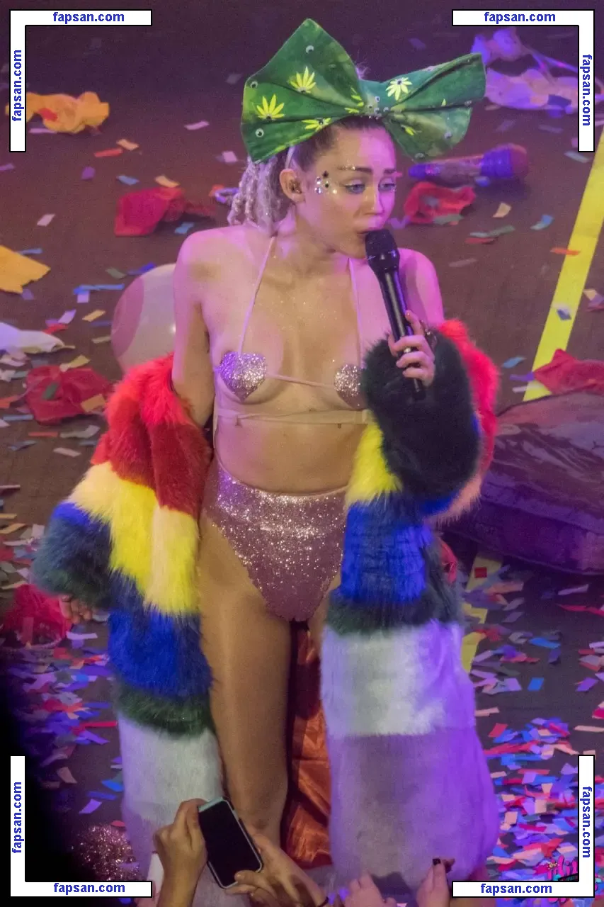 Miley Cyrus nude photo #1100 from OnlyFans