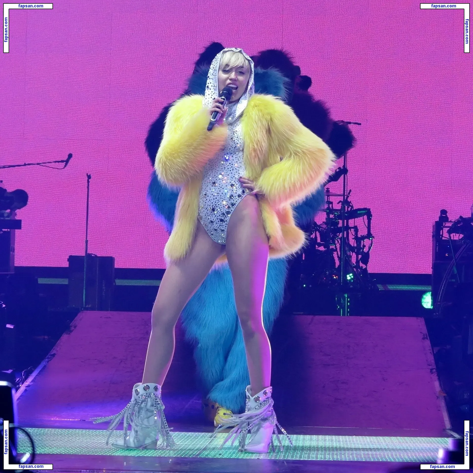 Miley Cyrus nude photo #3878 from OnlyFans
