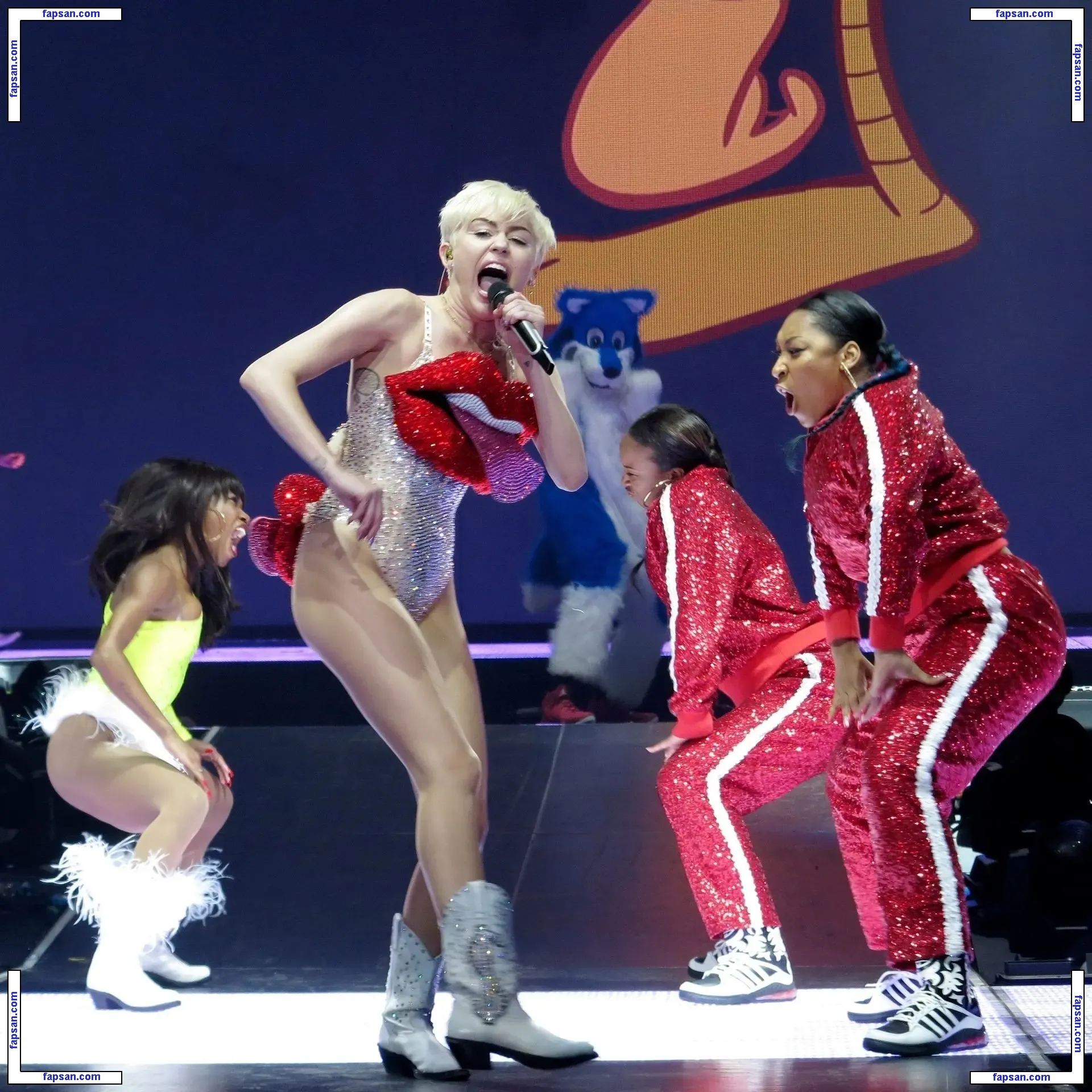 Miley Cyrus nude photo #3889 from OnlyFans