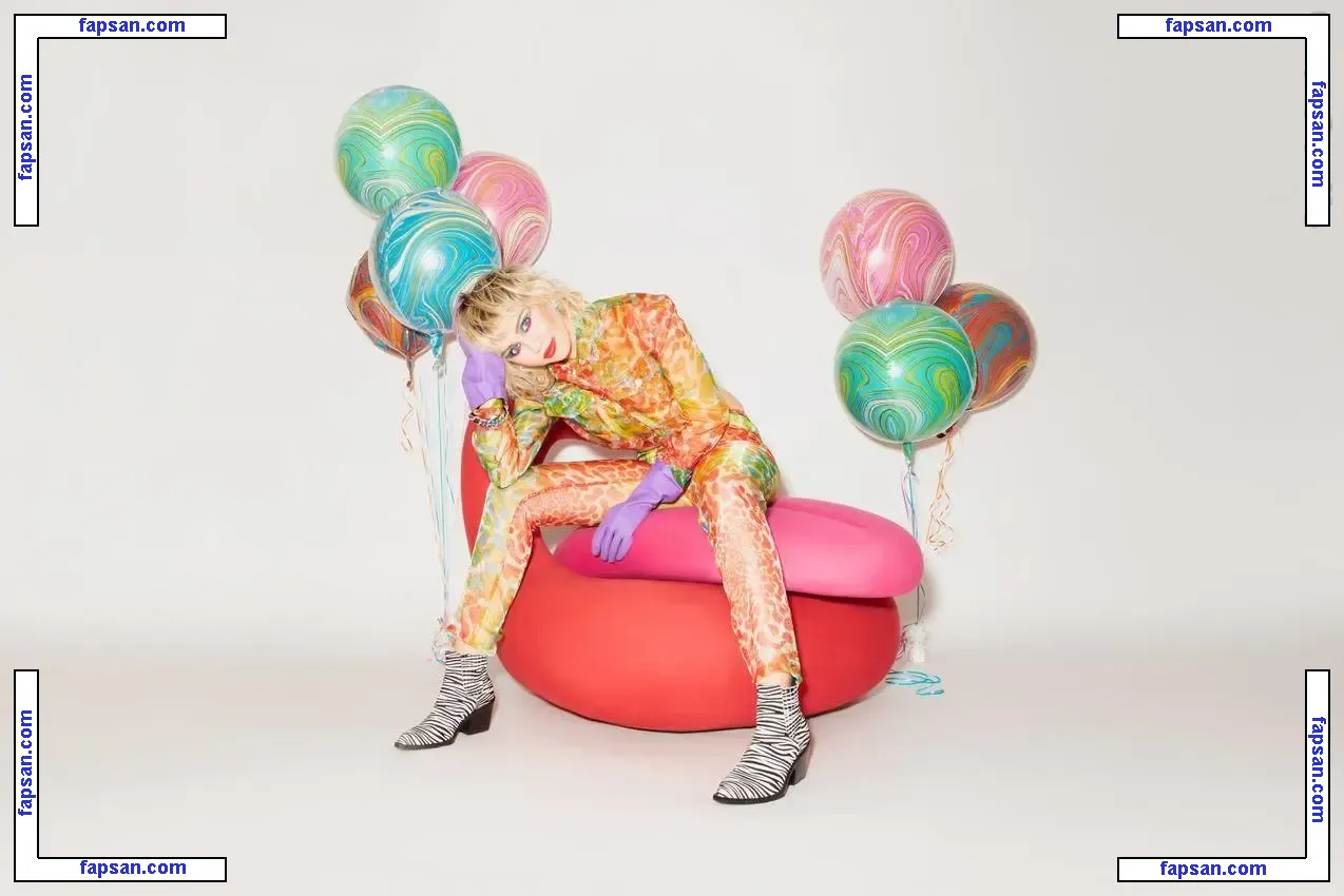 Miley Cyrus nude photo #3918 from OnlyFans