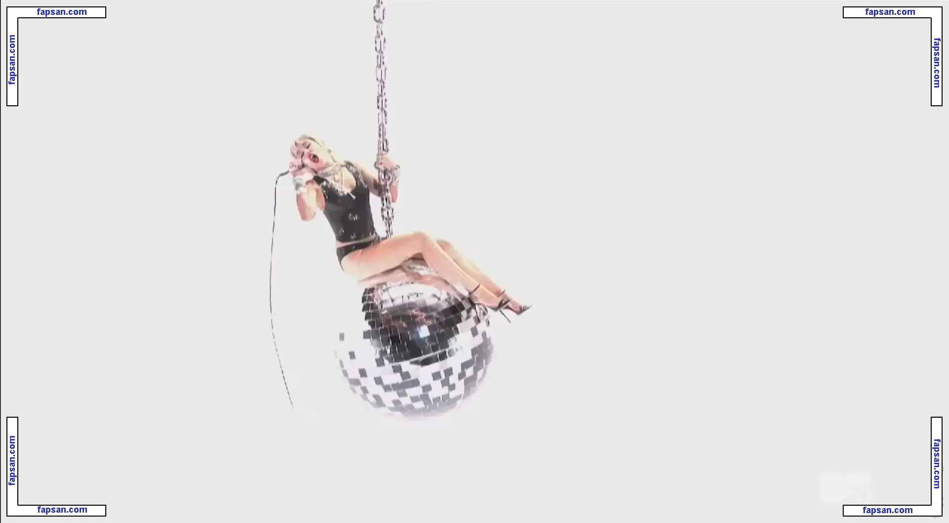 Miley Cyrus nude photo #3971 from OnlyFans