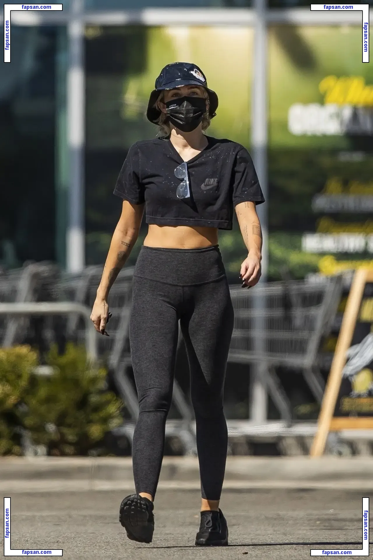 Miley Cyrus nude photo #4150 from OnlyFans