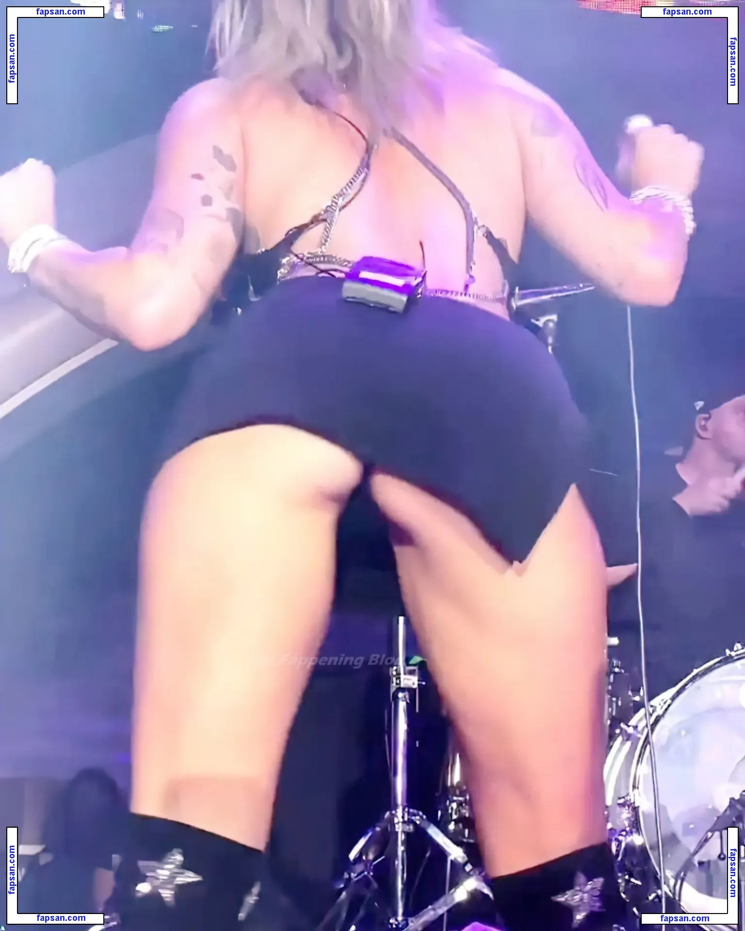 Miley Cyrus nude photo #4582 from OnlyFans