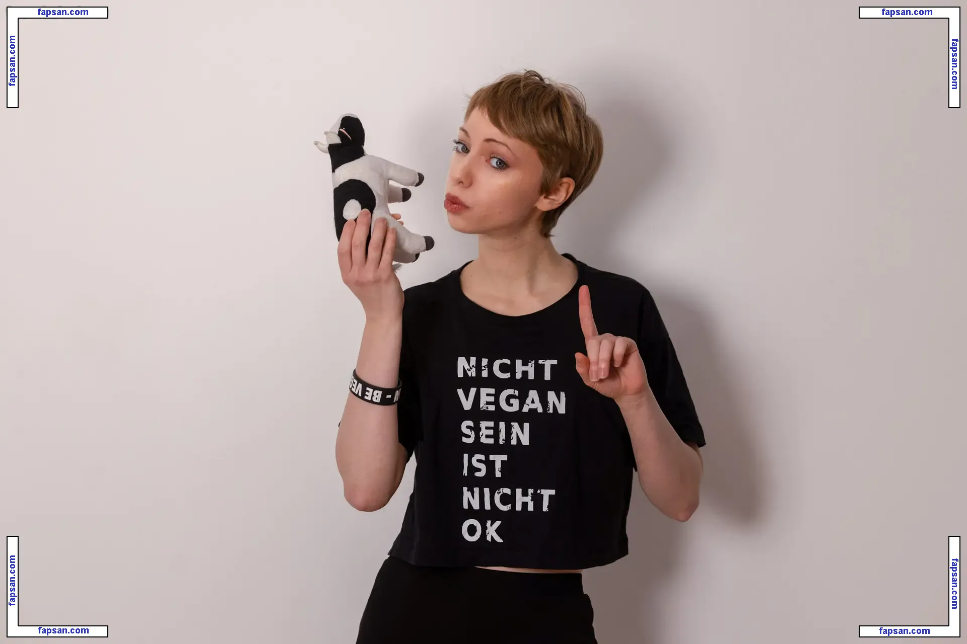 Militante Veganer голая фото #0005 с Онлифанс