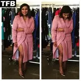 Mindy Kaling голая #0025