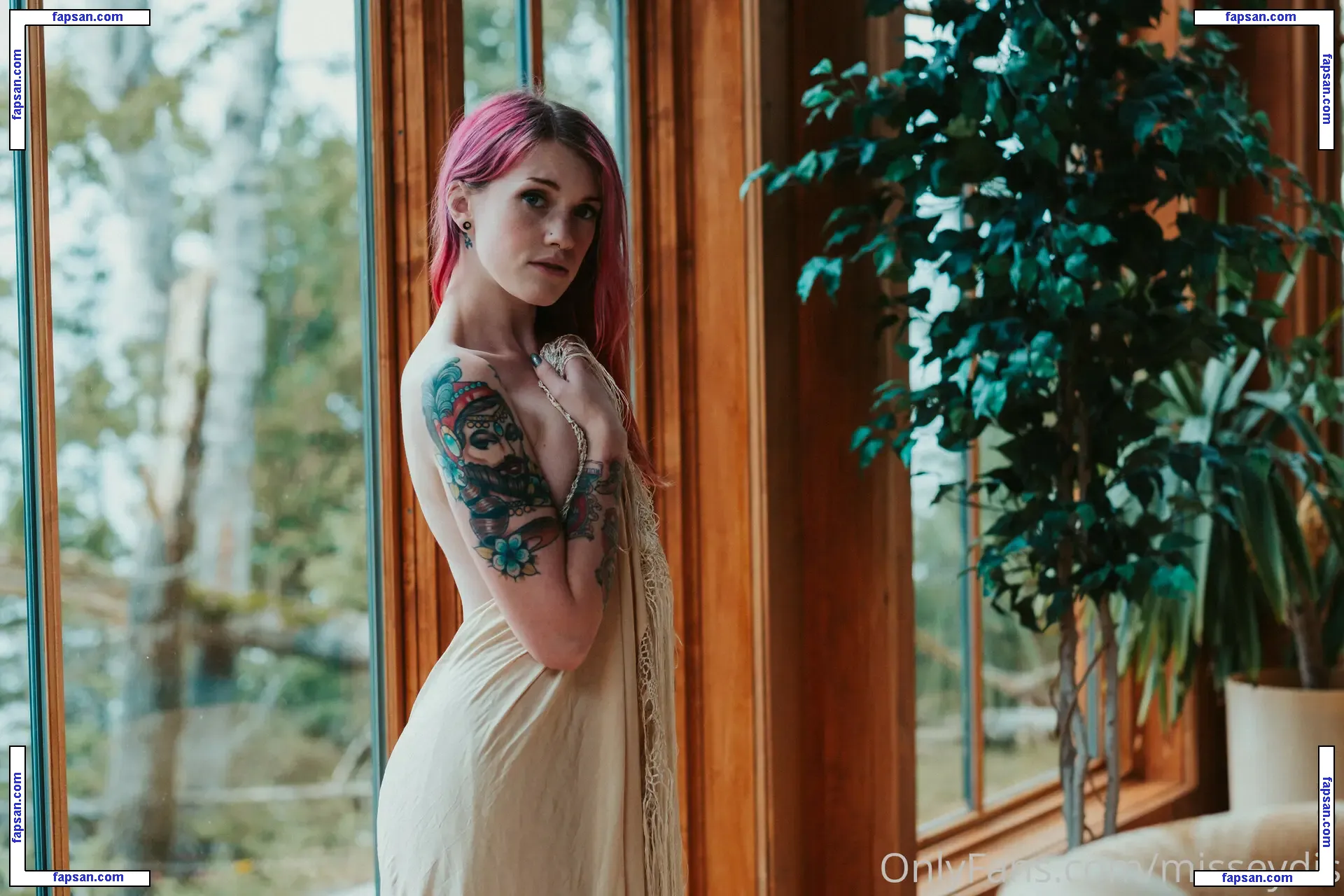 Miss Eydis голая фото #0038 с Онлифанс