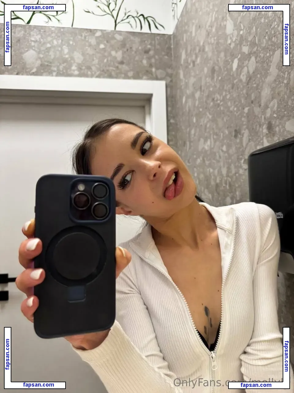 Mollylo nude photo #0030 from OnlyFans