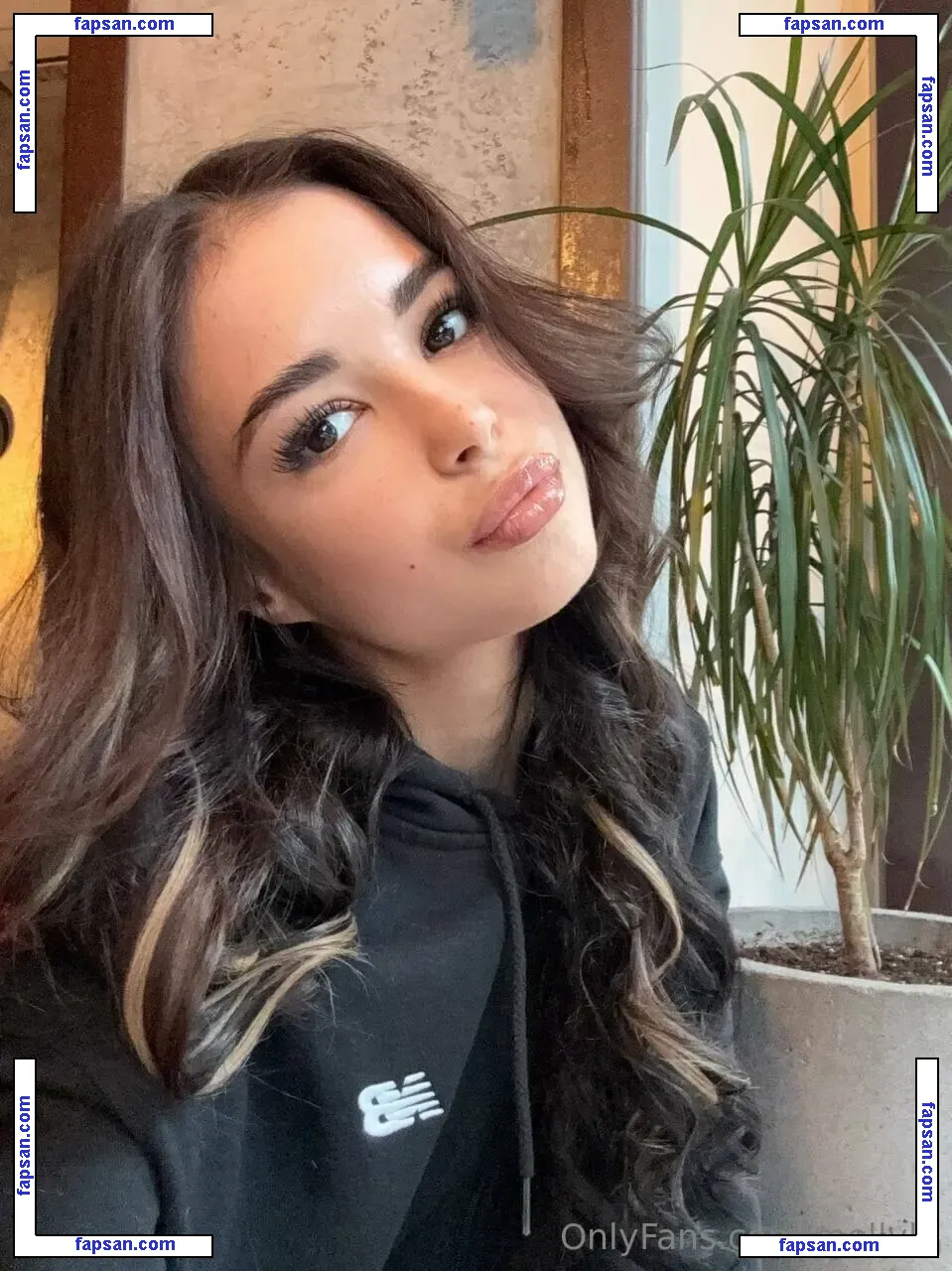 Mollylo nude photo #0034 from OnlyFans