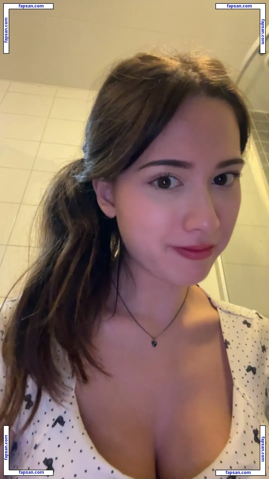 Mollyswes nude photo #0011 from OnlyFans