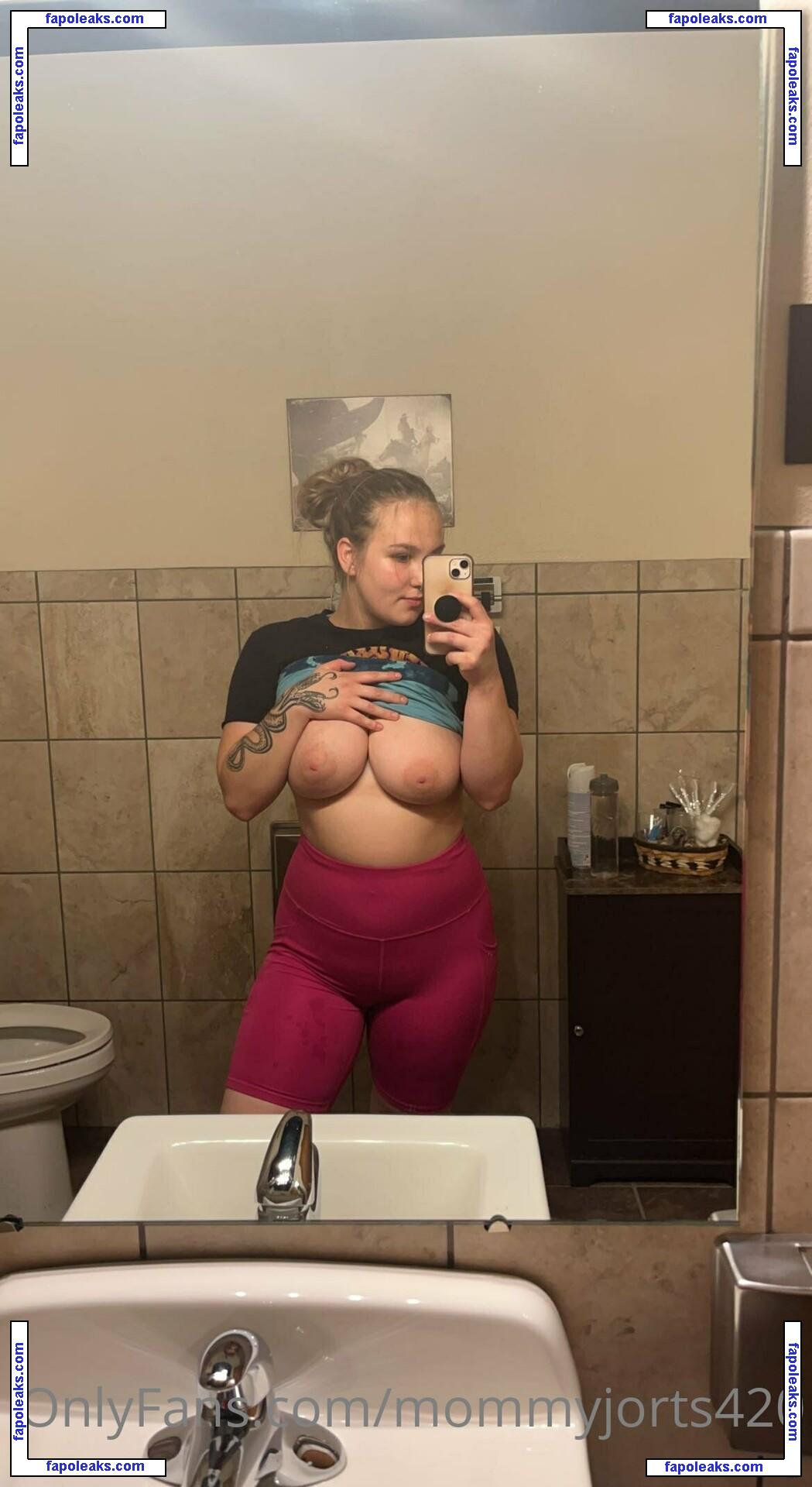 mommyjorts420 / mommyclapper69420 nude photo #0047 from OnlyFans