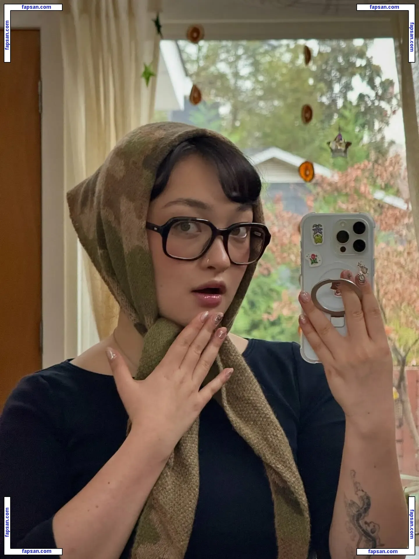 Mxmtoon голая фото #0022 с Онлифанс