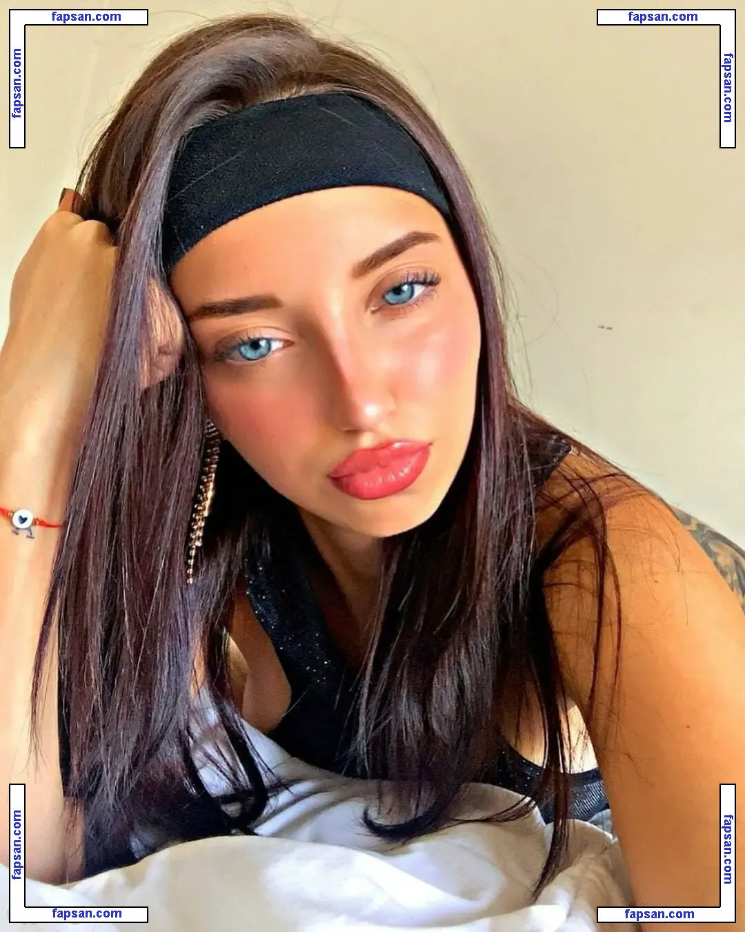 Nahiarabrenn nude photo #0021 from OnlyFans