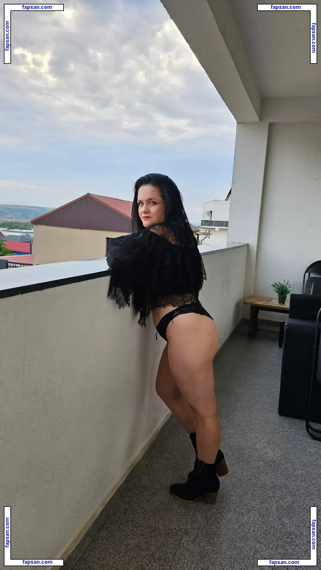 Nia Noir nude photo #0009 from OnlyFans