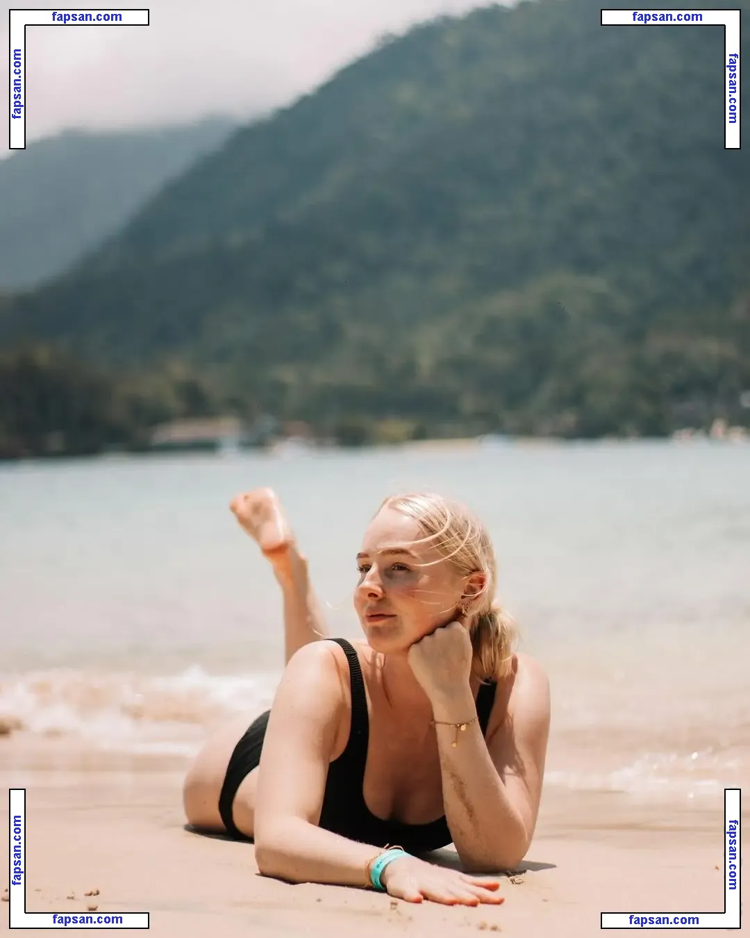 Nienke Helthuis nude photo #0026 from OnlyFans