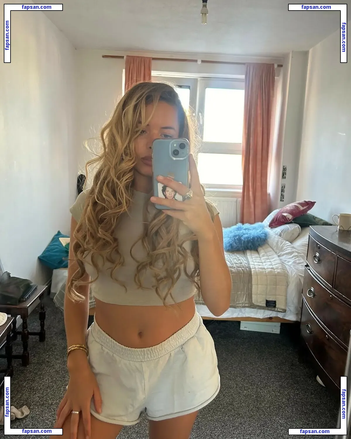 Nilufer Yanya nude photo #0003 from OnlyFans