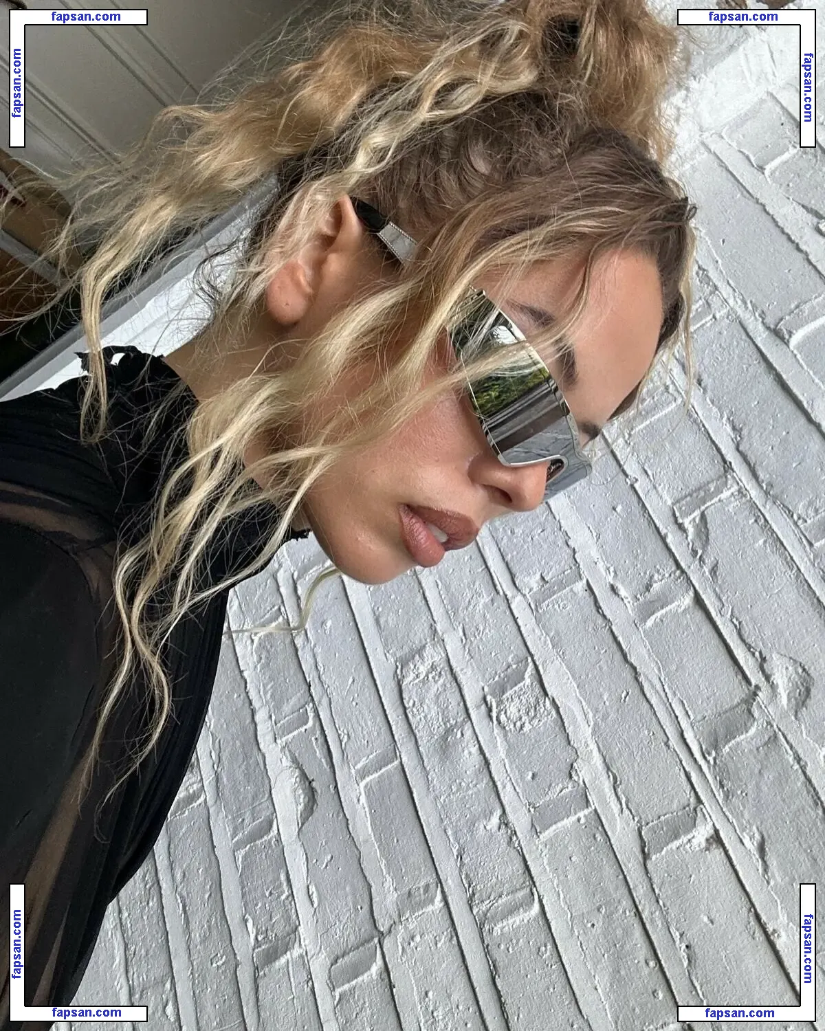 Nilufer Yanya nude photo #0004 from OnlyFans