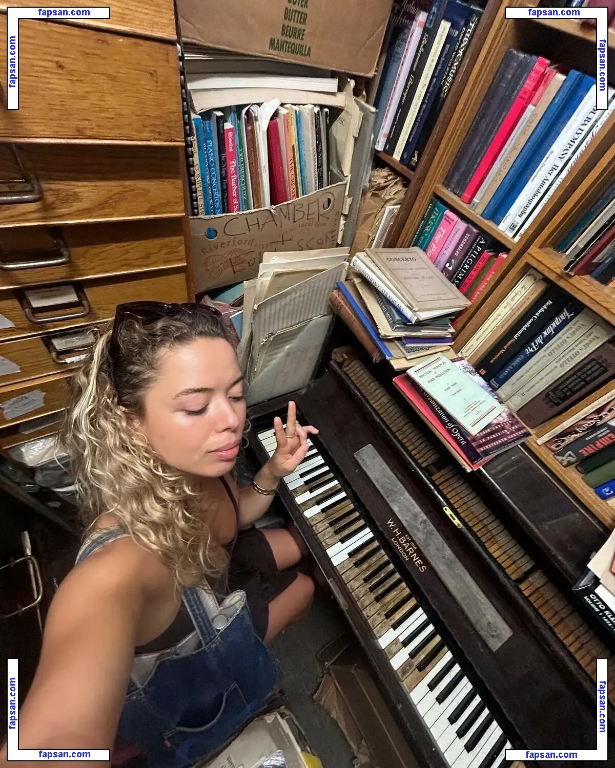 Nilufer Yanya nude photo #0007 from OnlyFans
