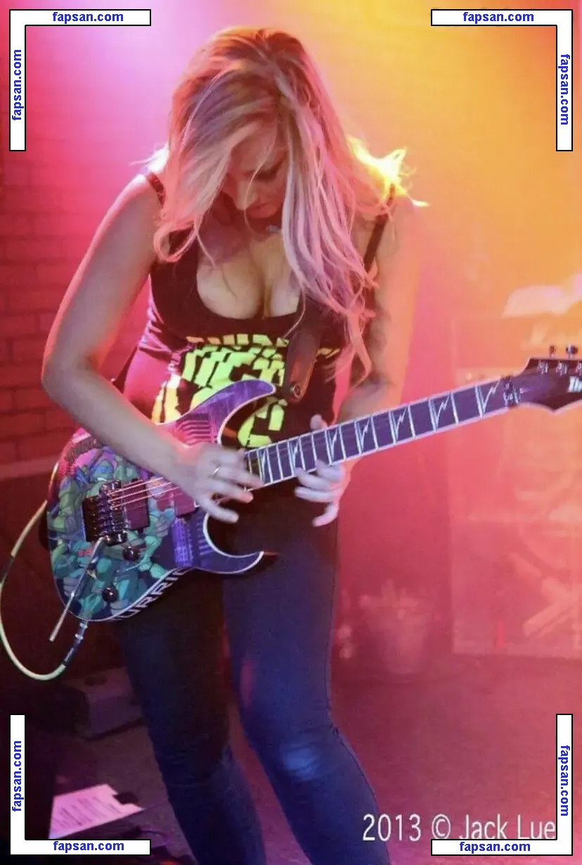 Nita Strauss голая фото #0040 с Онлифанс