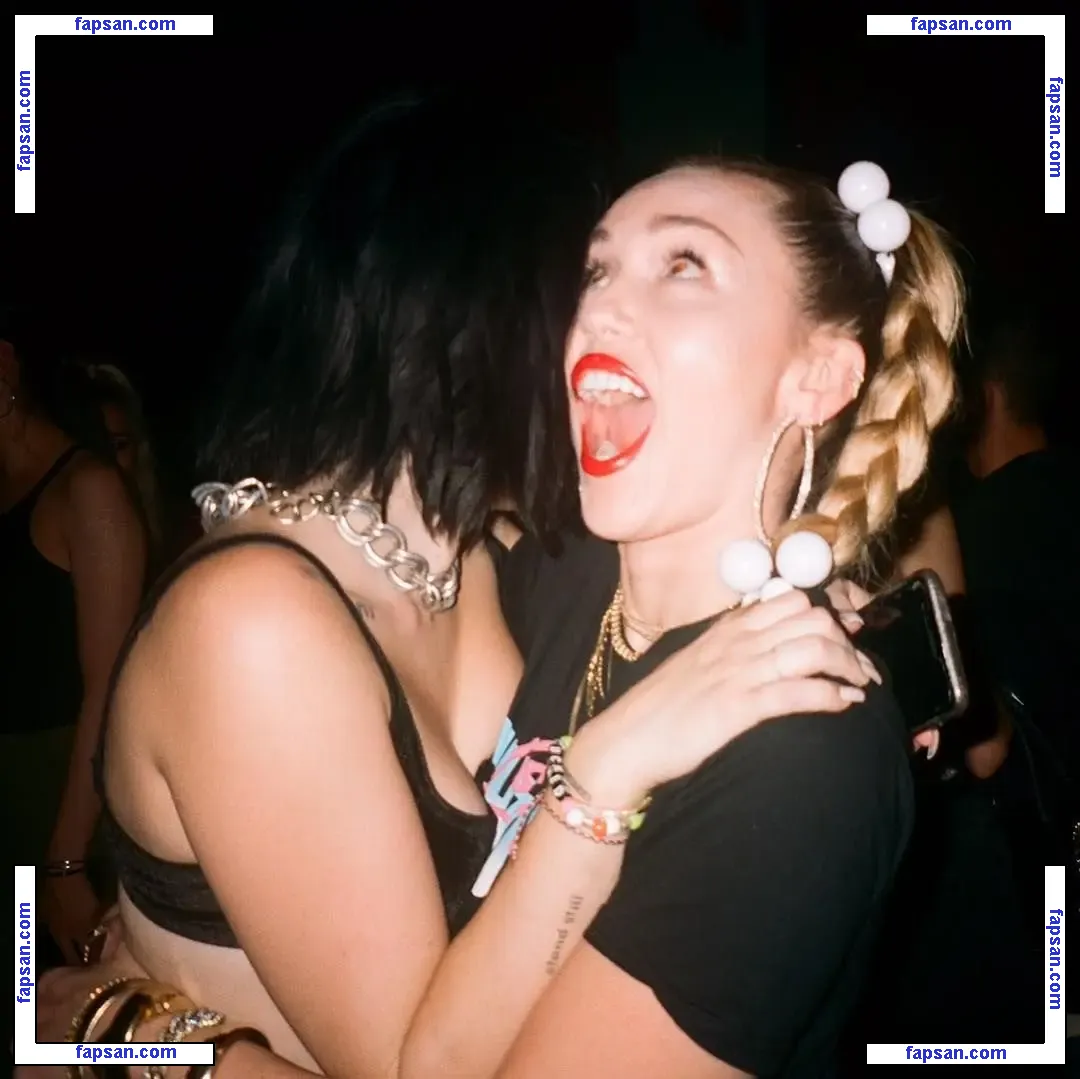 Noah Cyrus nude photo #0081 from OnlyFans